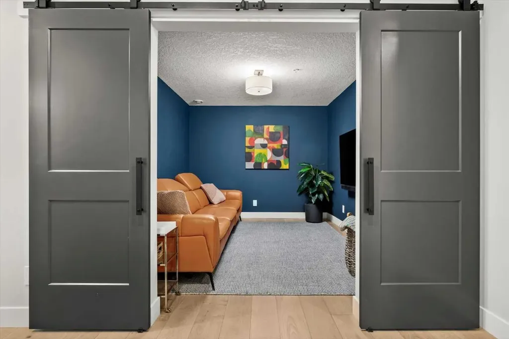 15 Cougar Ridge Landing SW Calgary AB T3H 6C3