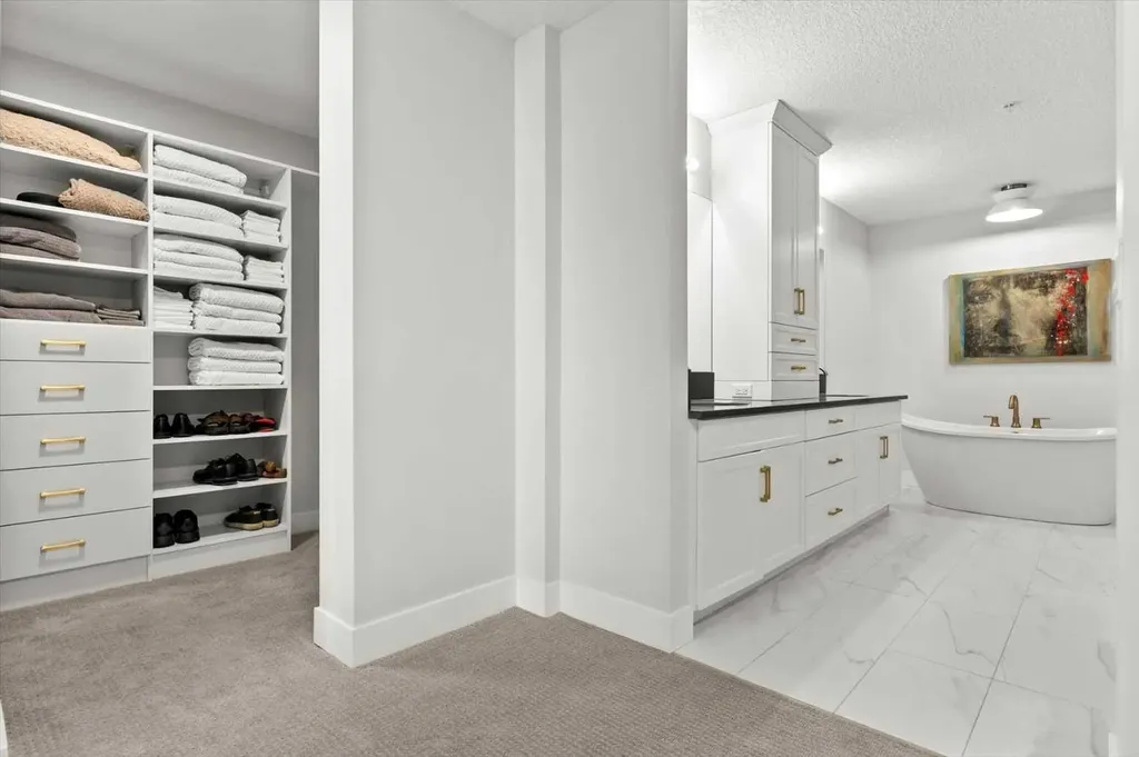 15 Cougar Ridge Landing SW Calgary AB T3H 6C3