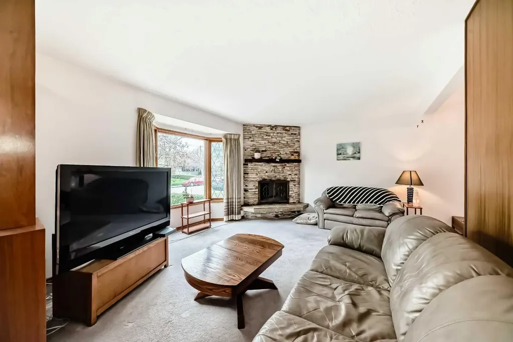 3132 48 Street SW Calgary AB T3E 3X7