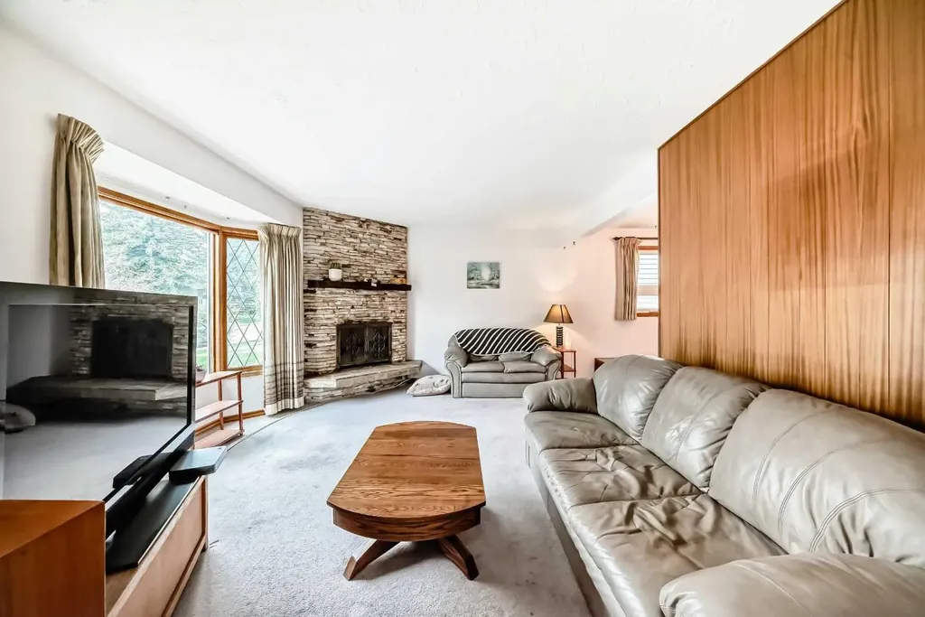 3132 48 Street SW Calgary AB T3E 3X7