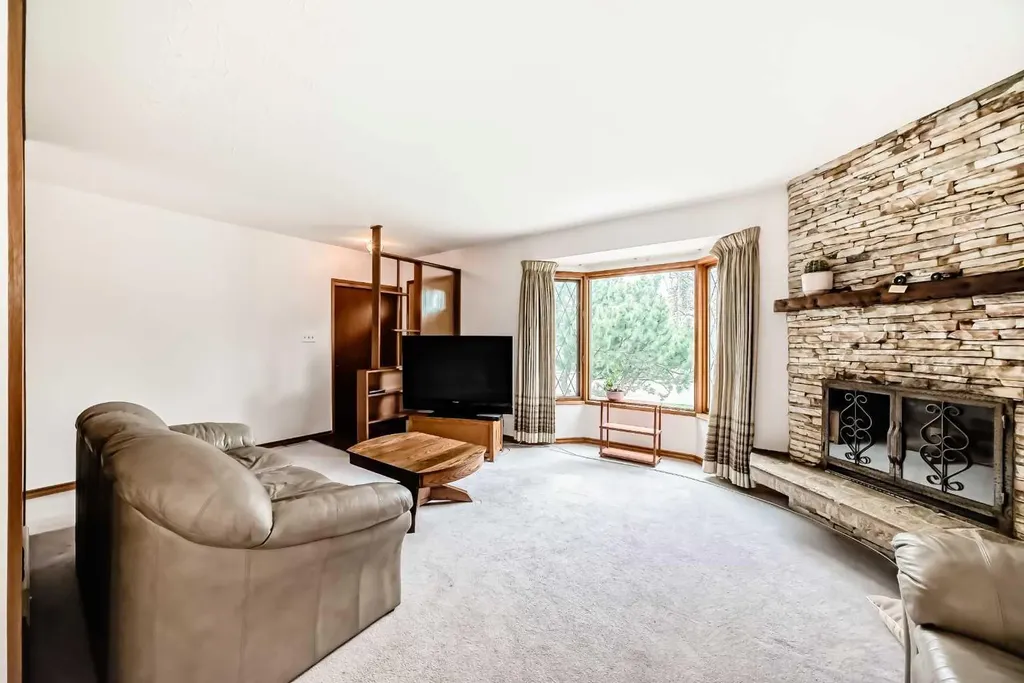 3132 48 Street SW Calgary AB T3E 3X7