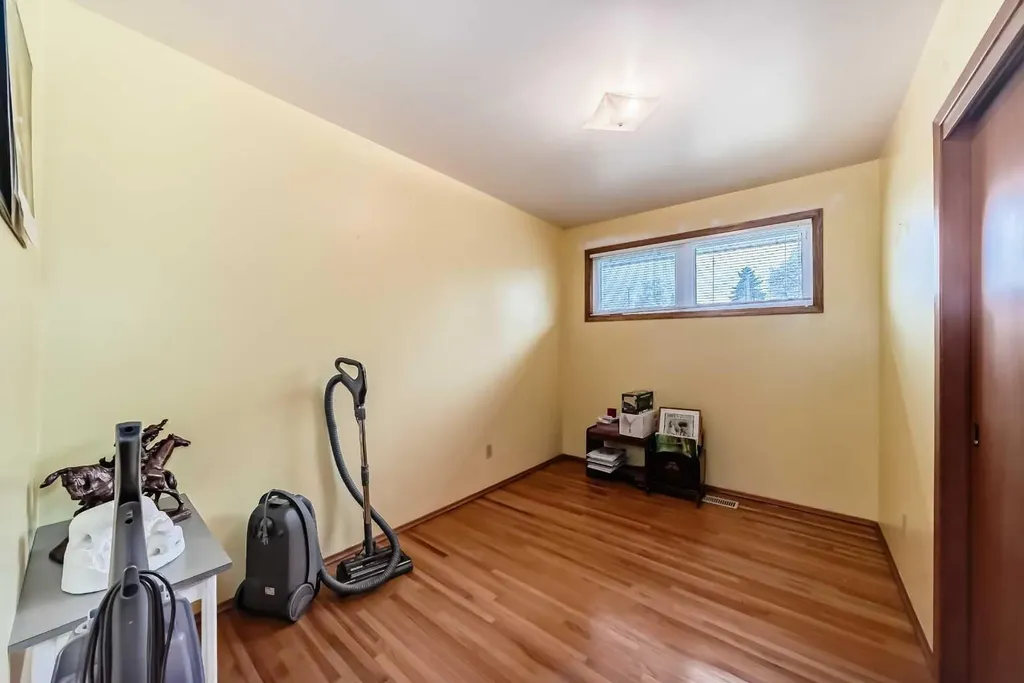 3132 48 Street SW Calgary AB T3E 3X7