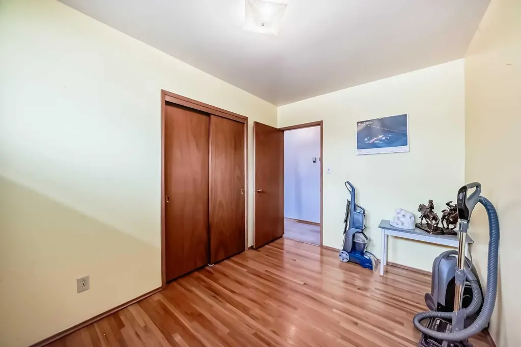 3132 48 Street SW Calgary AB T3E 3X7