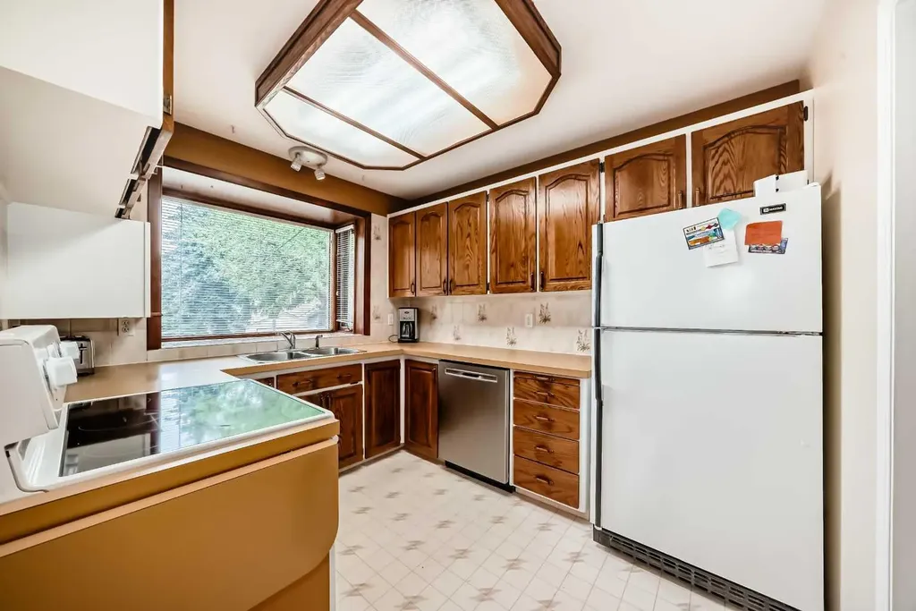 3132 48 Street SW Calgary AB T3E 3X7