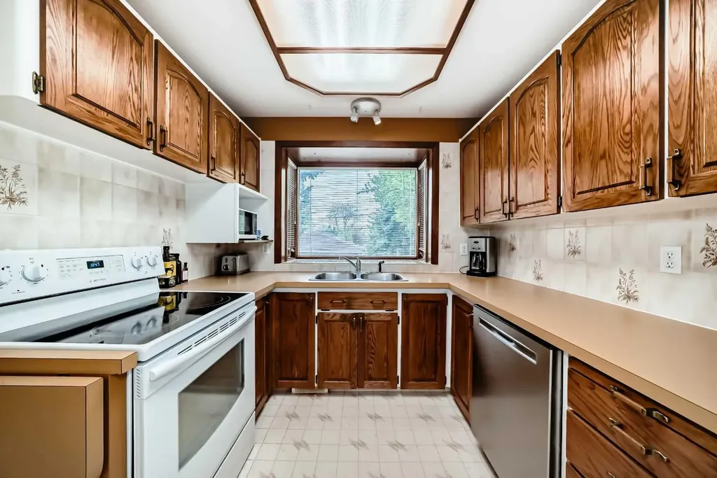 3132 48 Street SW Calgary AB T3E 3X7
