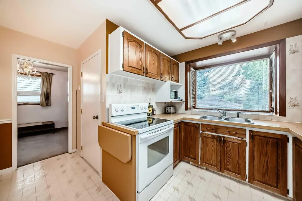 3132 48 Street SW Calgary AB T3E 3X7