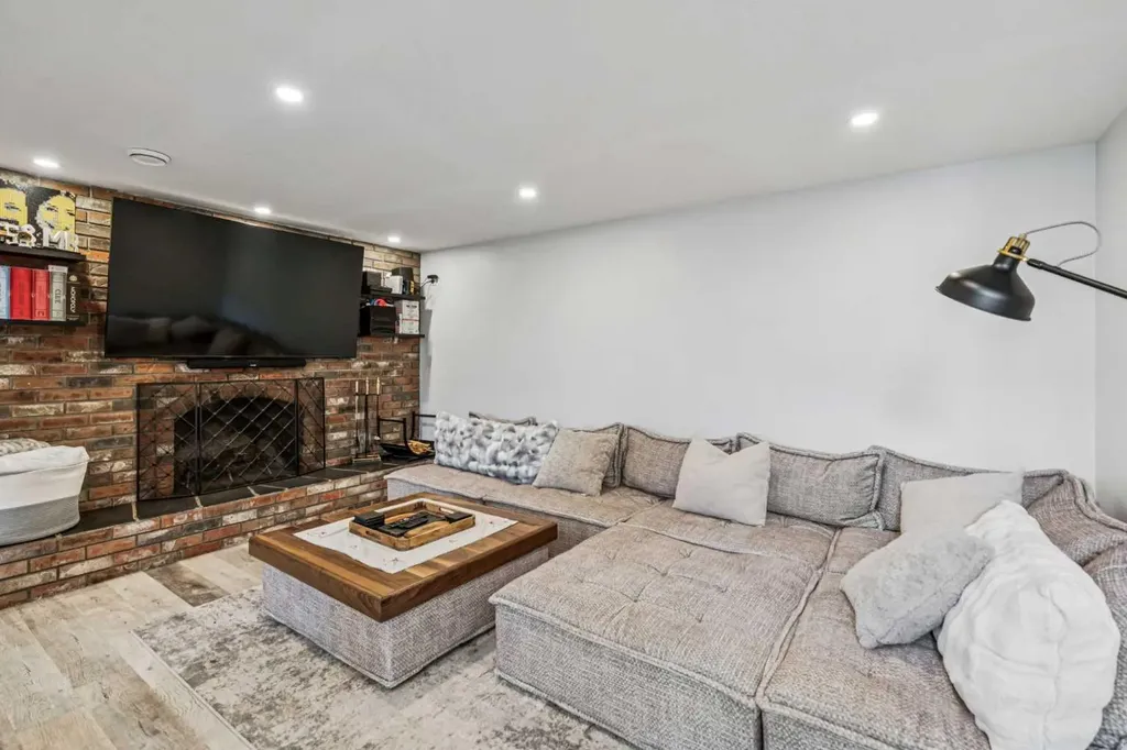 2219 Munro Drive NE Calgary AB T2E 5Y7