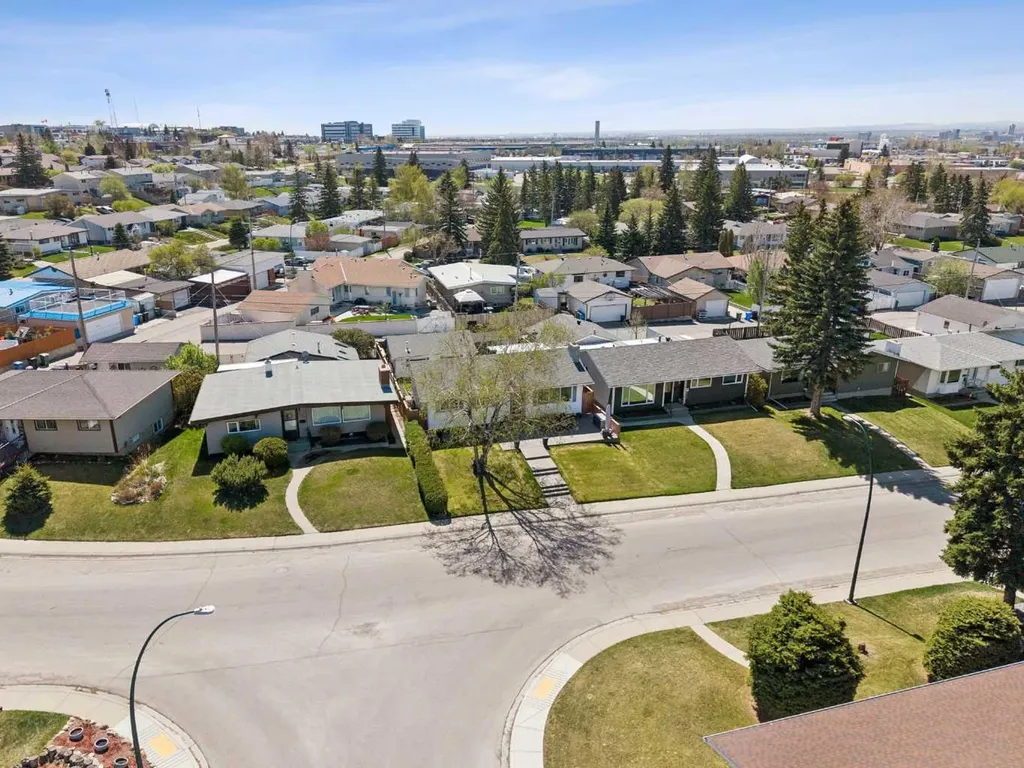 2219 Munro Drive NE Calgary AB T2E 5Y7