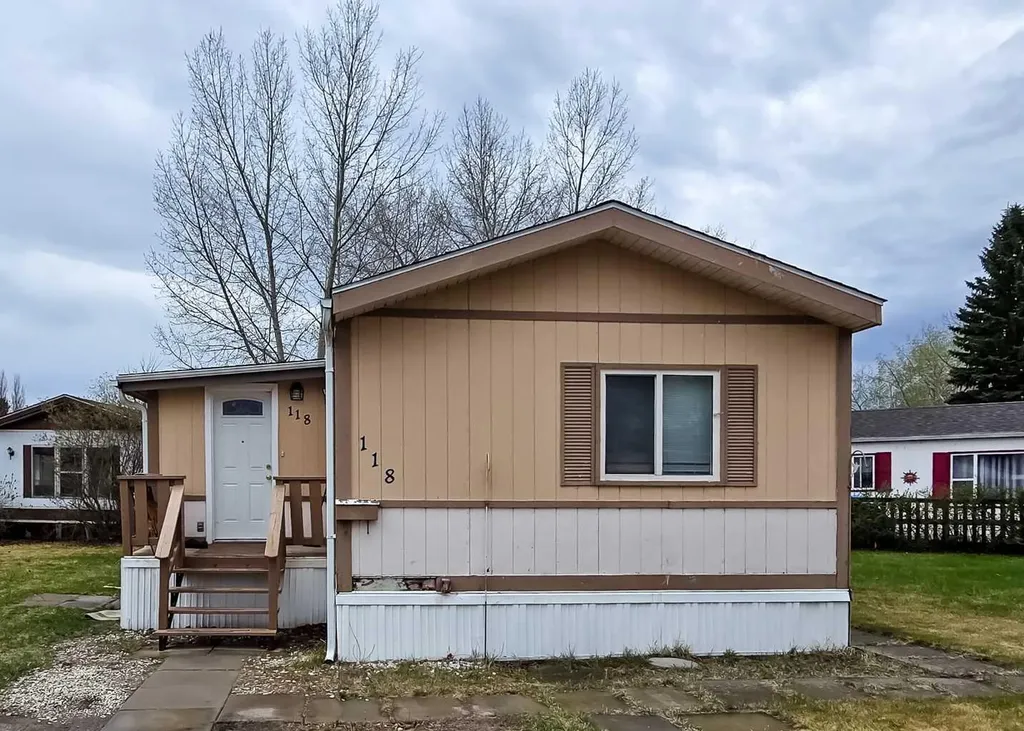 118 Parkland Acres Lacombe AB T4L 1S8