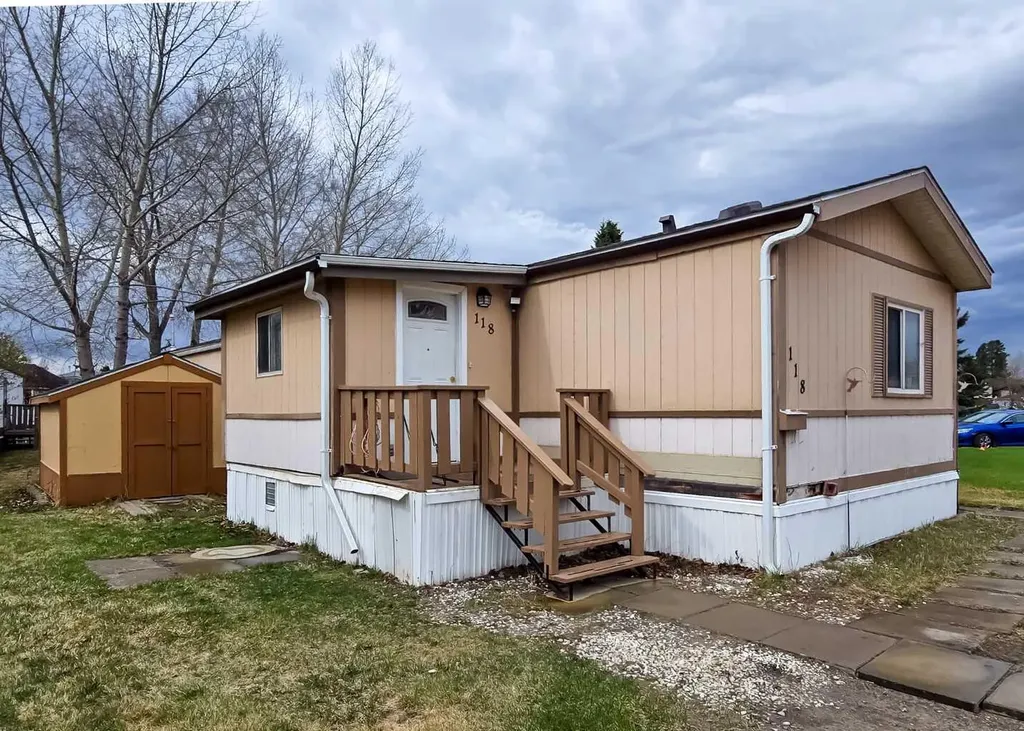 118 Parkland Acres Lacombe AB T4L 1S8