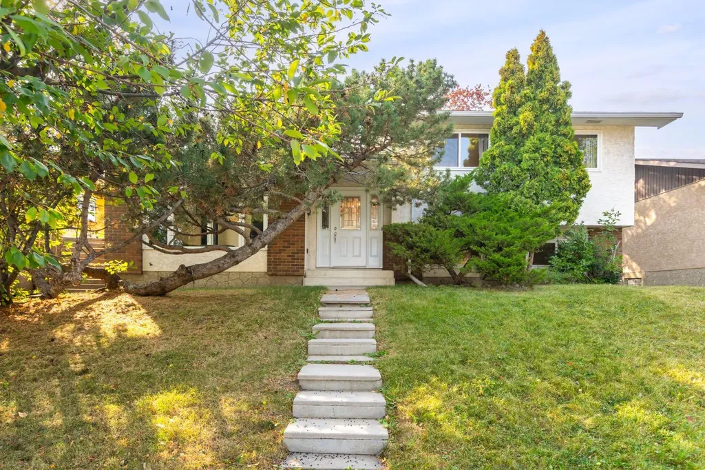 207 Whiteview Bay NE Calgary AB T1Y 1R8
