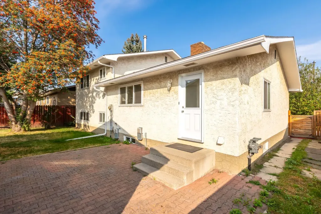 207 Whiteview Bay NE Calgary AB T1Y 1R8