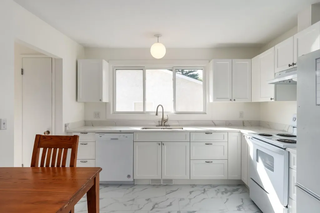 207 Whiteview Bay NE Calgary AB T1Y 1R8