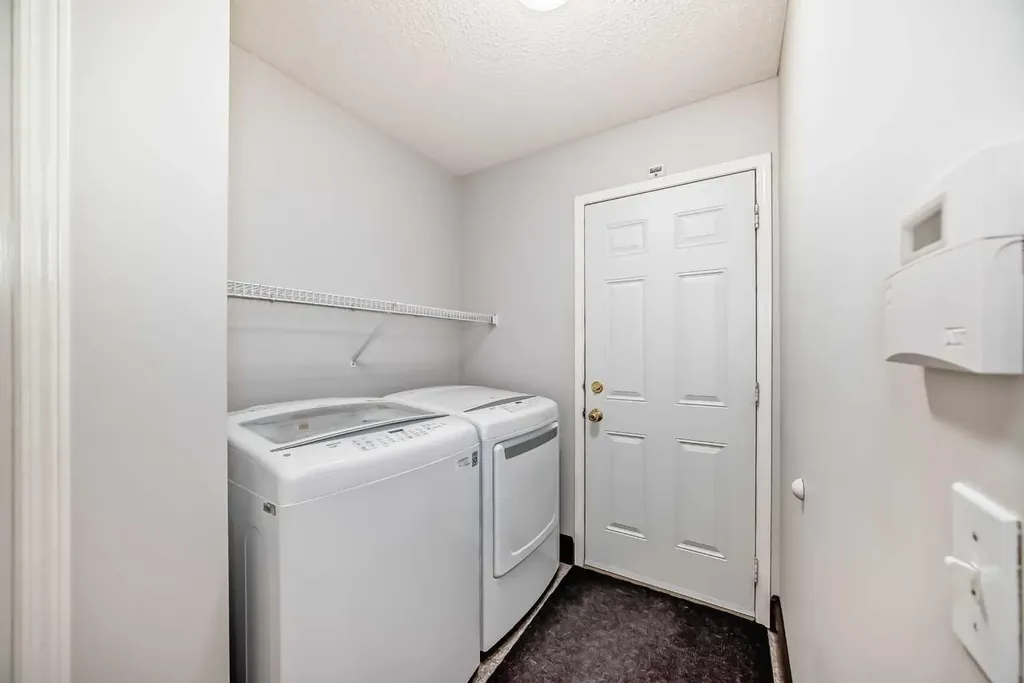 109 Royal Crest Terrace NW Calgary AB T3G 4M2