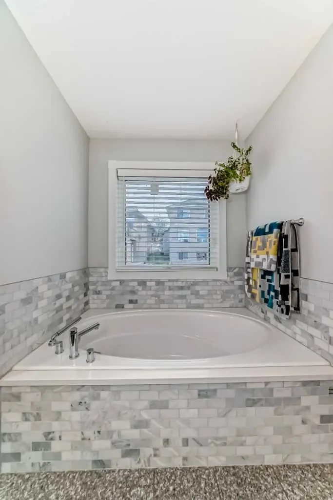 109 Royal Crest Terrace NW Calgary AB T3G 4M2