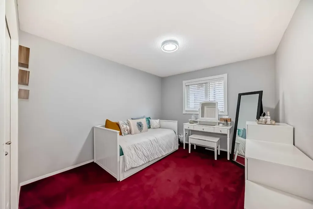 109 Royal Crest Terrace NW Calgary AB T3G 4M2