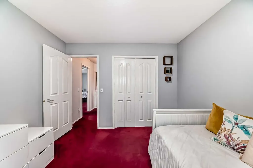 109 Royal Crest Terrace NW Calgary AB T3G 4M2
