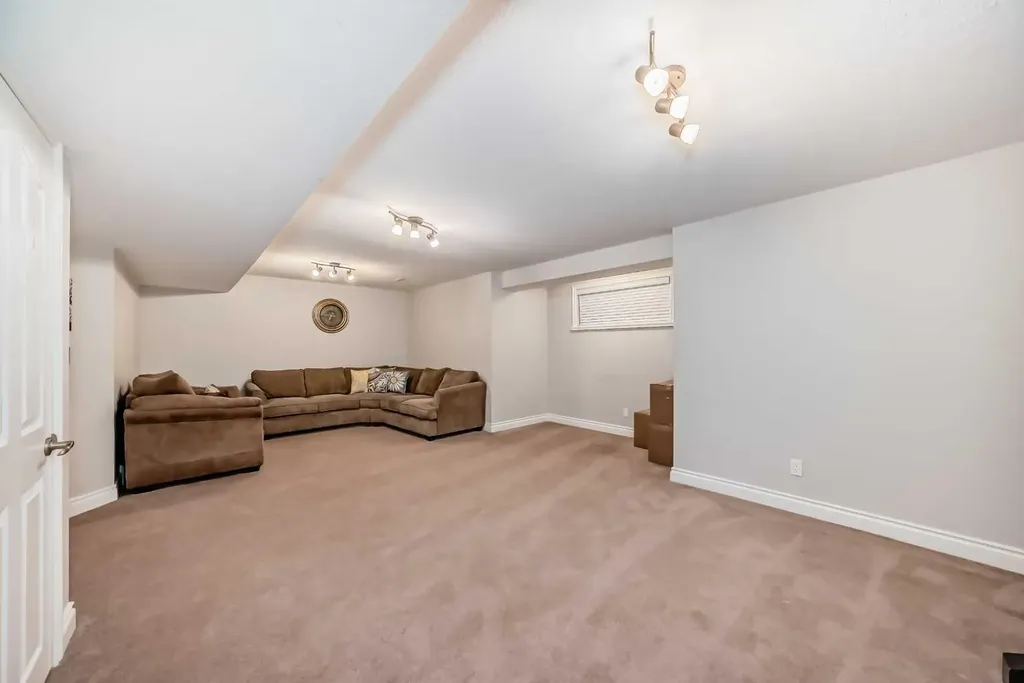 109 Royal Crest Terrace NW Calgary AB T3G 4M2