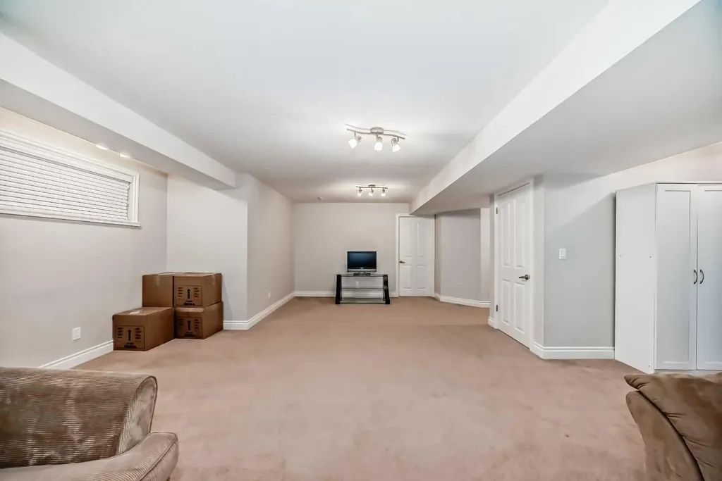 109 Royal Crest Terrace NW Calgary AB T3G 4M2