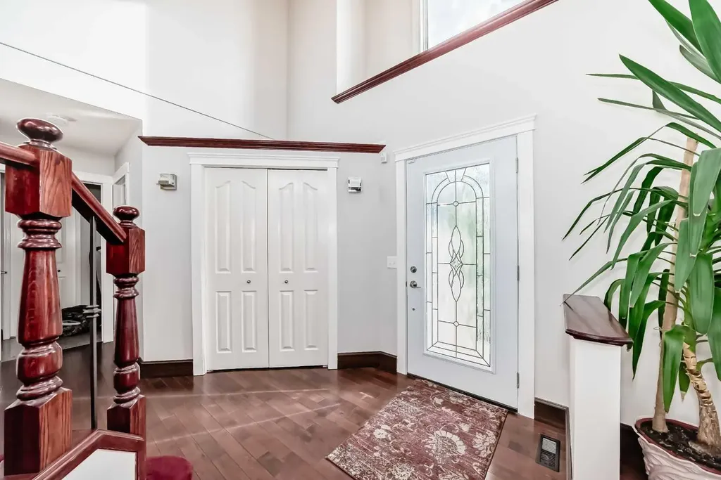 109 Royal Crest Terrace NW Calgary AB T3G 4M2