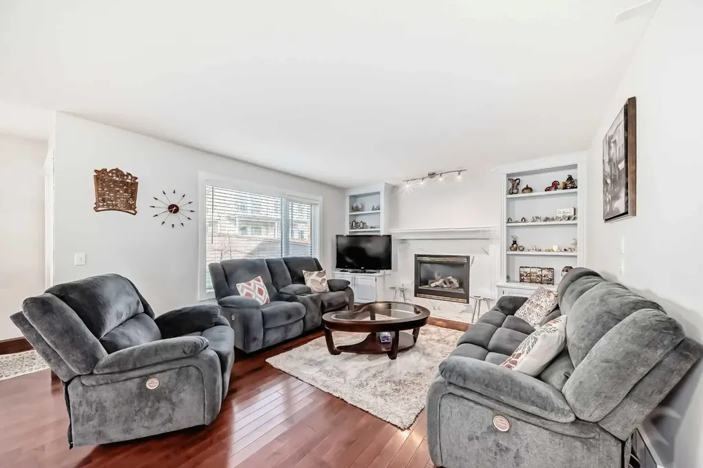 109 Royal Crest Terrace NW Calgary AB T3G 4M2
