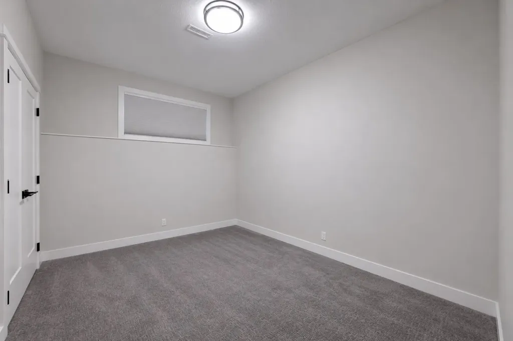 15 Vanson Close Sylvan Lake AB T4S0M3