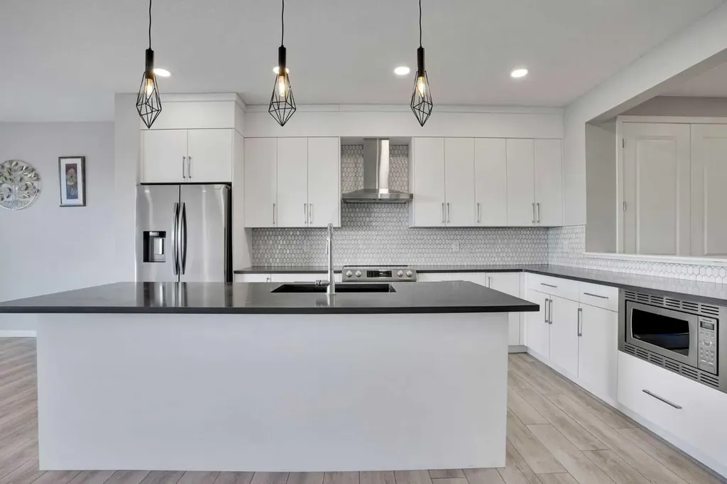 179 Lucas Heights NW Calgary AB T3P 1X4