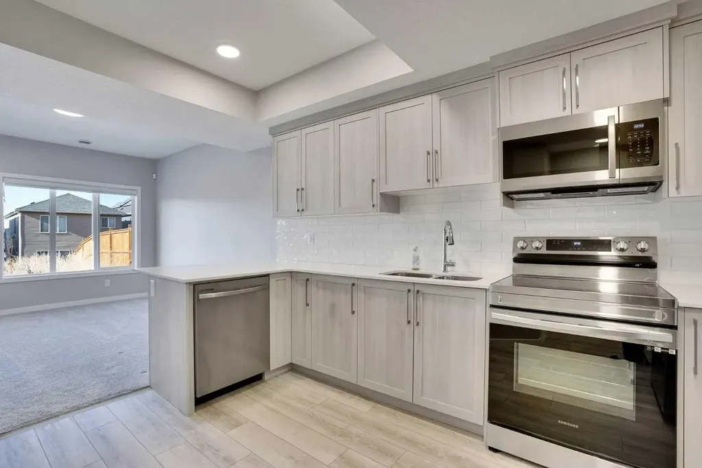 179 Lucas Heights NW Calgary AB T3P 1X4