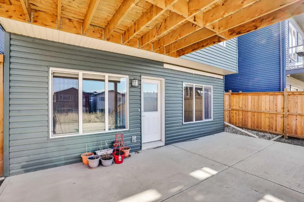 179 Lucas Heights NW Calgary AB T3P 1X4
