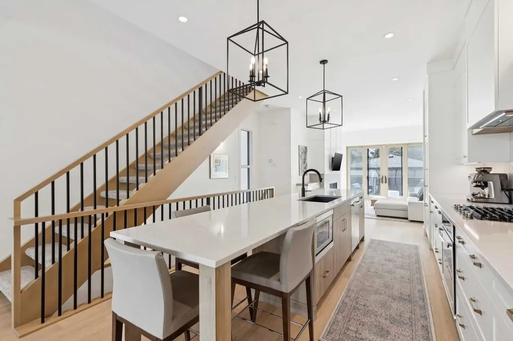 534 35a Street NW Calgary AB T2N 2Z9