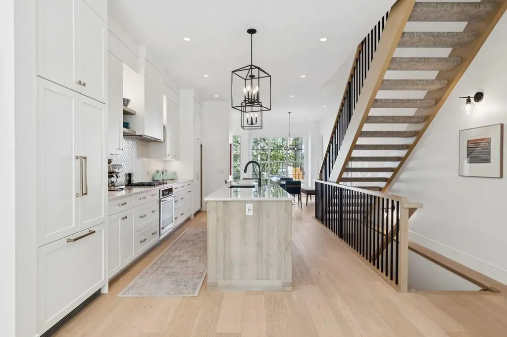 534 35a Street NW Calgary AB T2N 2Z9