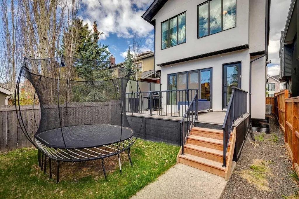 534 35a Street NW Calgary AB T2N 2Z9