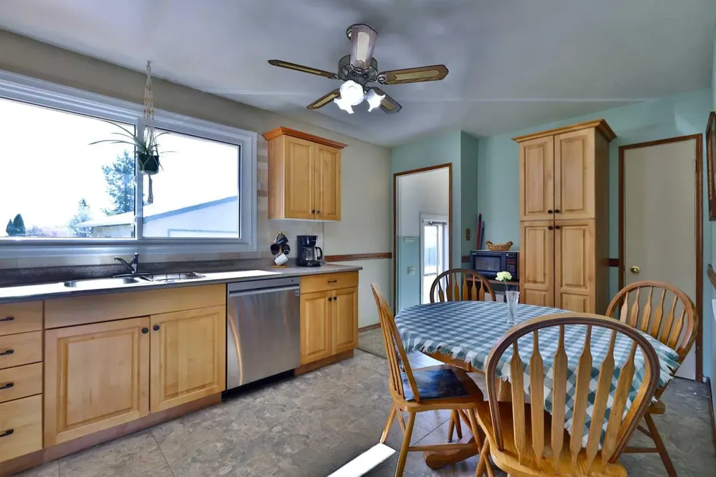 3305 Erickson Drive Camrose AB T4V 3X1