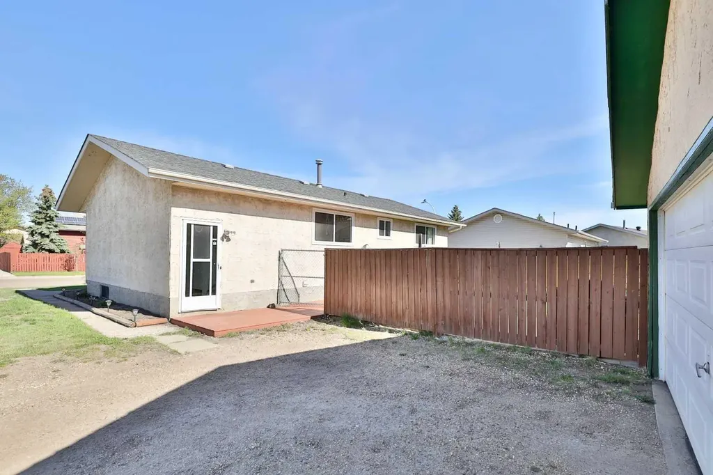 3305 Erickson Drive Camrose AB T4V 3X1