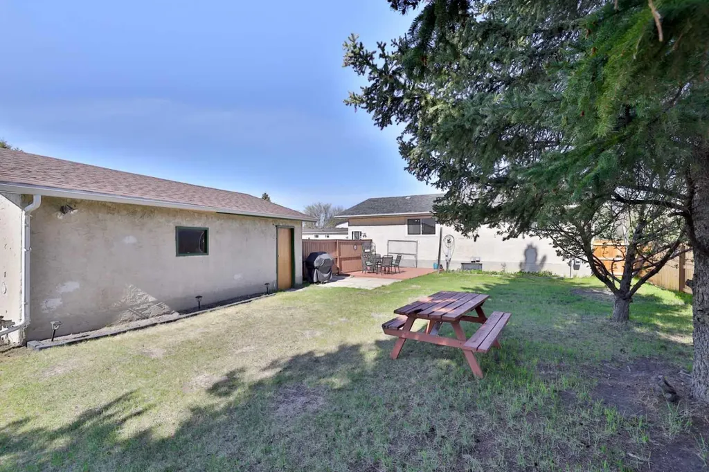 3305 Erickson Drive Camrose AB T4V 3X1