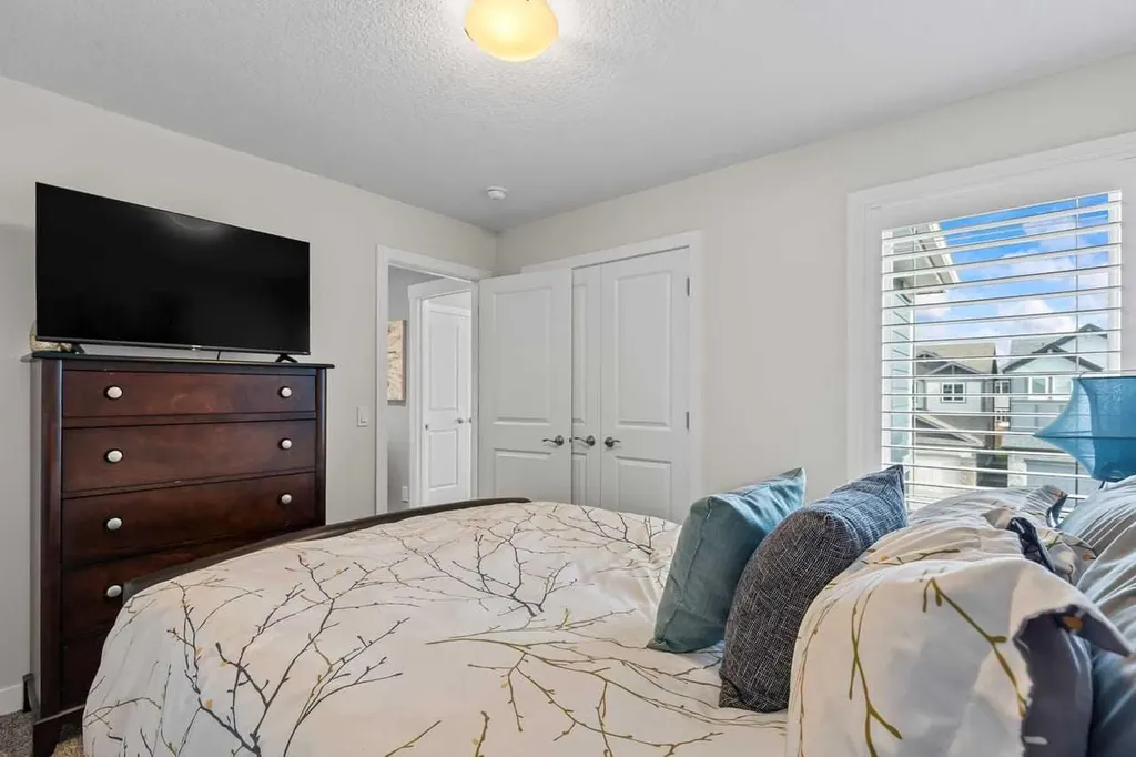 68 Legacy Manor SE Calgary AB T2x 2E9