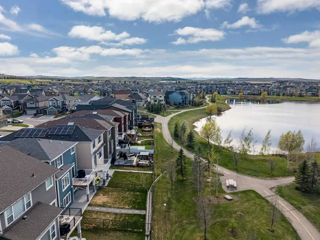 68 Legacy Manor SE Calgary AB T2x 2E9