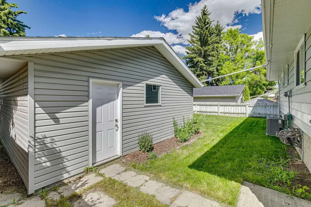 12223 Canfield Road SW Calgary AB T2W 1J8