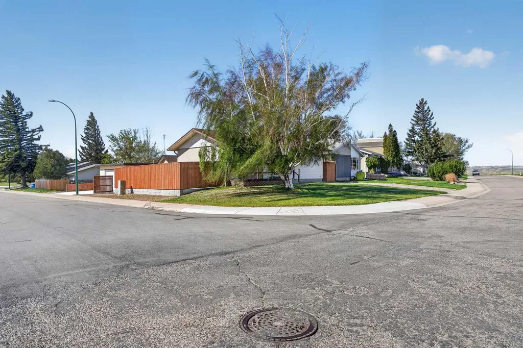 434 12 Avenue N Lethbridge AB T1H 1P3