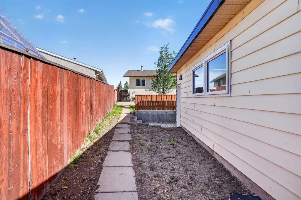 434 12 Avenue N Lethbridge AB T1H 1P3