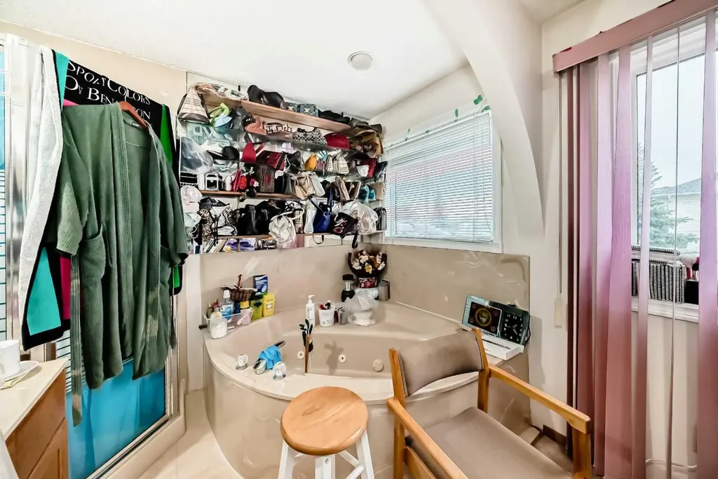 952 Applewood Drive SE Calgary AB T2A7N3