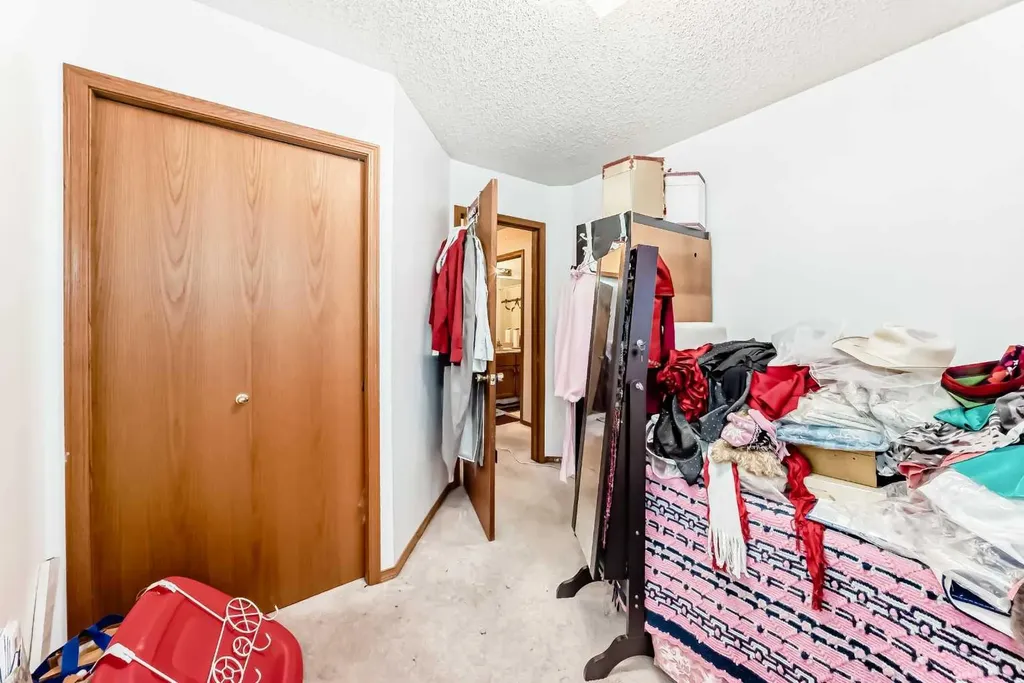 952 Applewood Drive SE Calgary AB T2A7N3