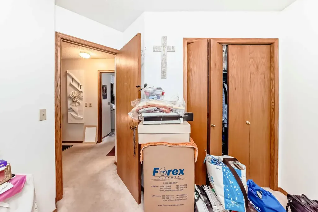 952 Applewood Drive SE Calgary AB T2A7N3