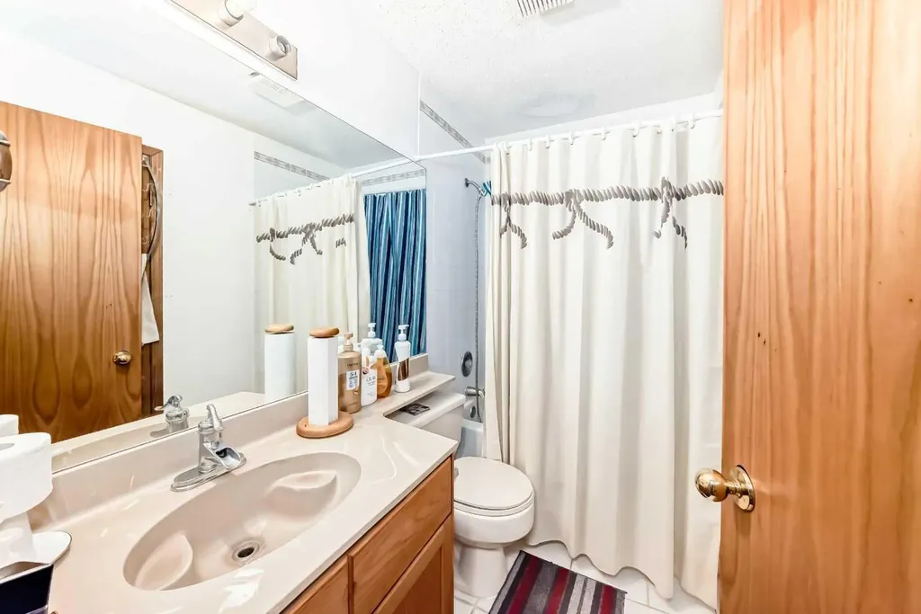 952 Applewood Drive SE Calgary AB T2A7N3