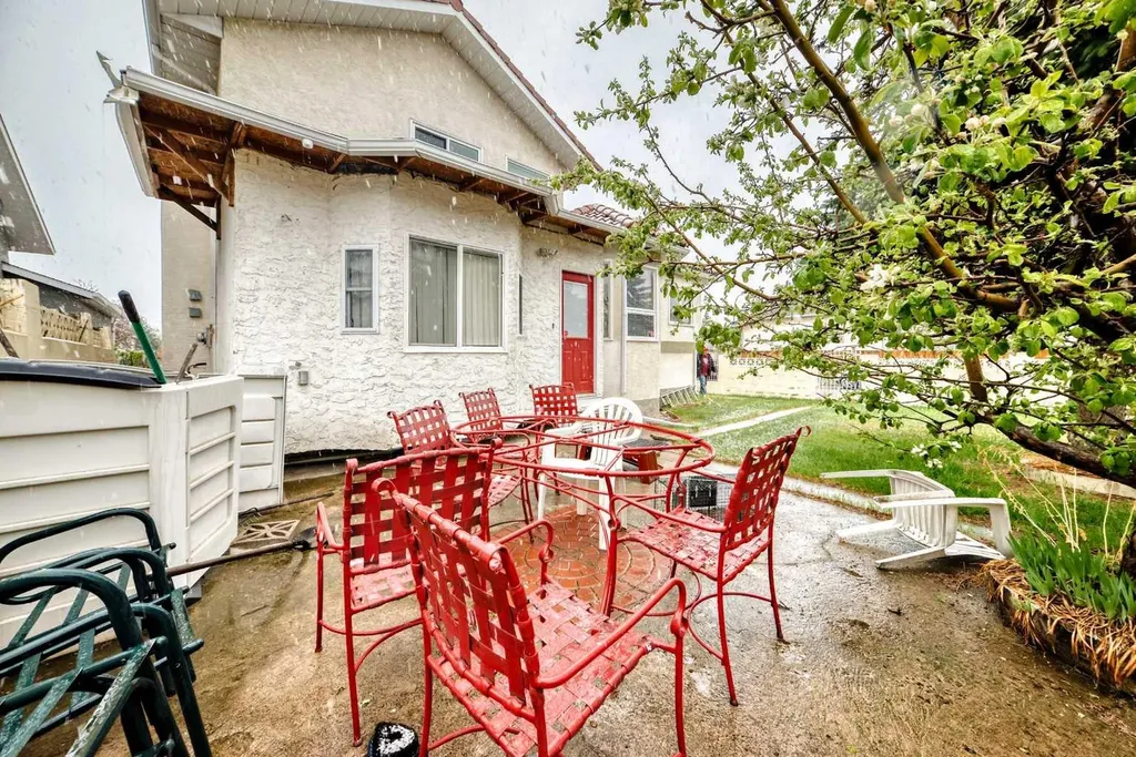 952 Applewood Drive SE Calgary AB T2A7N3