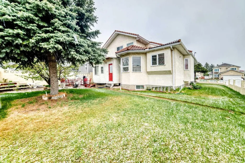 952 Applewood Drive SE Calgary AB T2A7N3