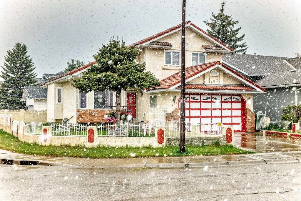 952 Applewood Drive SE Calgary AB T2A7N3