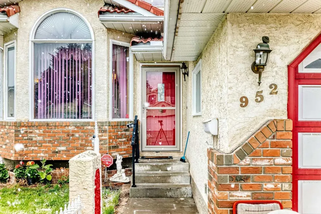 952 Applewood Drive SE Calgary AB T2A7N3