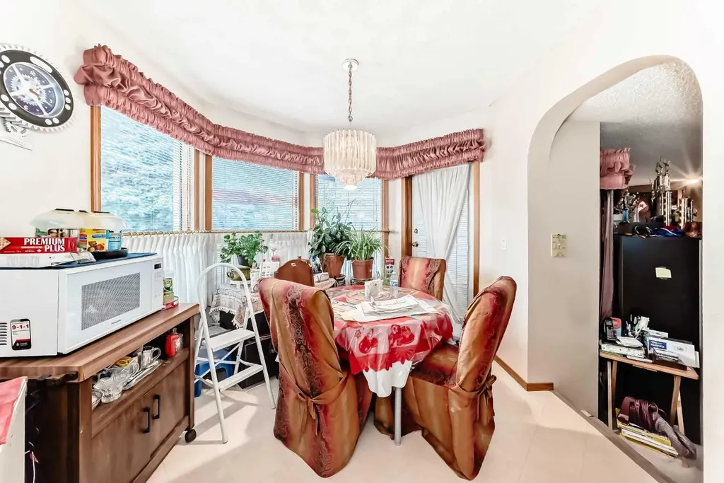 952 Applewood Drive SE Calgary AB T2A7N3