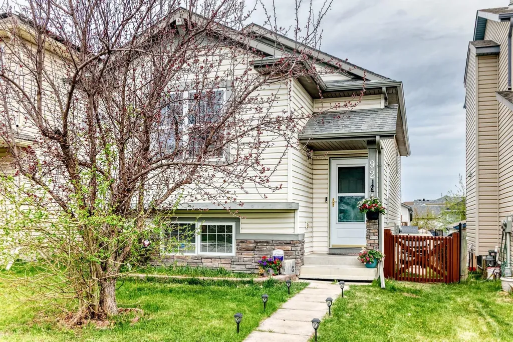 92 Everstone Rise SW Calgary AB T2Y4J7